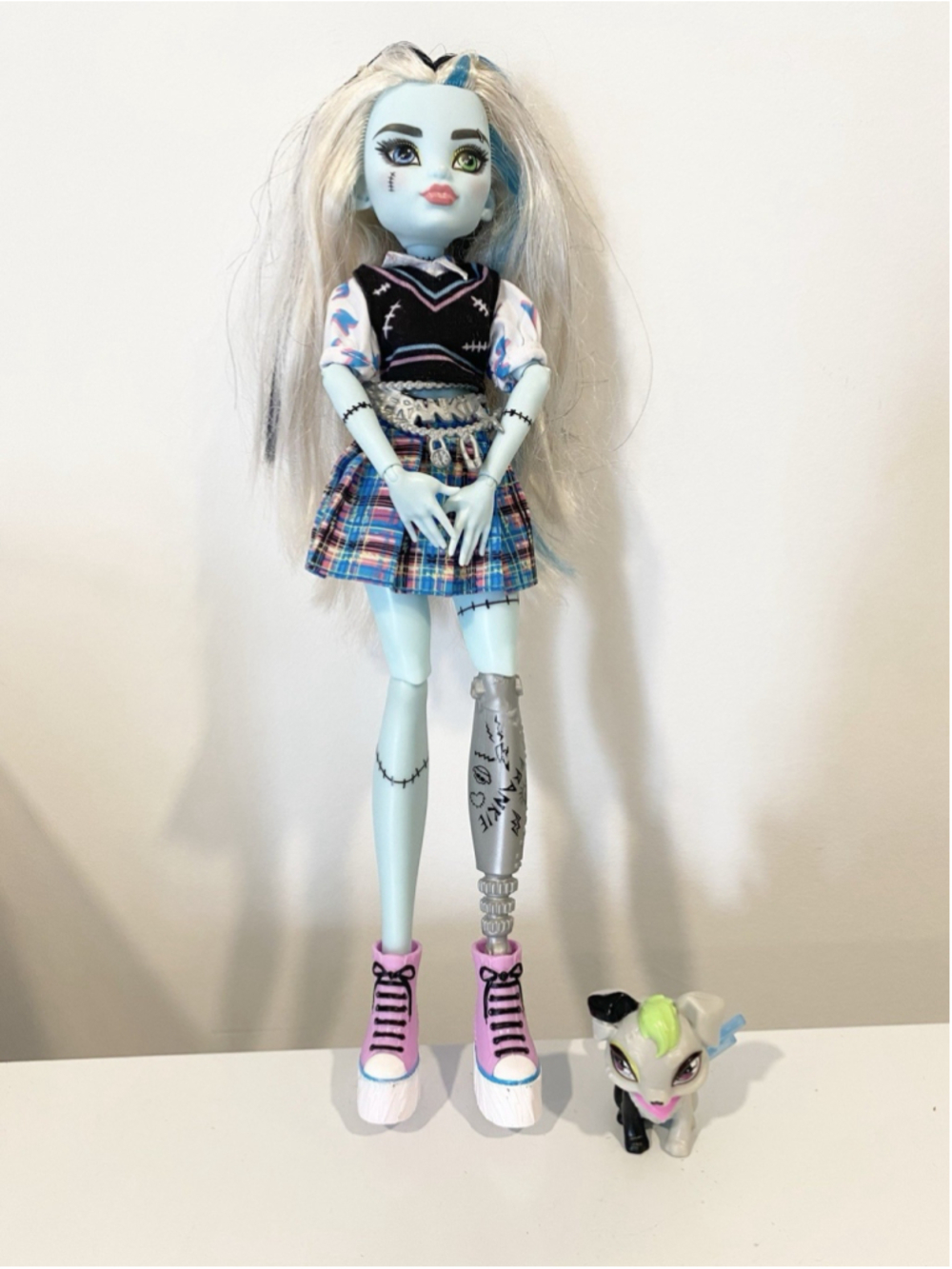 Monster High G3 Frankie Stein Doll w Watzie Pet Signature Core Outfit Mattel